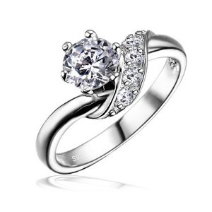 Strieborný decentný prstienok so Swarovski® Zirconia 5mm veľkosť obvod 51 mm