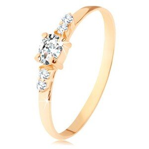 Prsteň zo žltého 14K zlata - číry zirkónový ovál, dvojice zirkónikov po stranách - Veľkosť: 57 mm