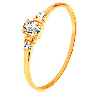 Zlatý prsteň 585 - číry oválny zirkón a dva okrúhle zirkóniky na bokoch - Veľkosť: 49 mm