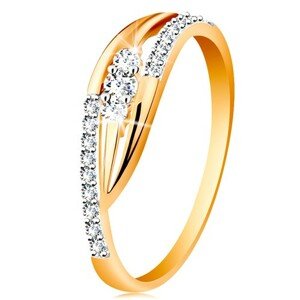 Zlatý prsteň 585 - lesklé zahnuté ramená, trblietavé pásy a tri zirkóny - Veľkosť: 54 mm
