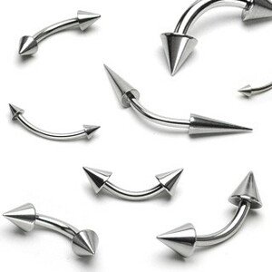 Oceľový piercing striebornej farby, zahnutá činka ukončená dvoma kužeľmi - Rozmer: 1,6 mm x 8 mm x 5x5 mm