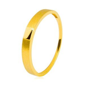 Zlatý prsteň 585 - lesklý hladký obdĺžnik, ramená so saténovým povrchom, 2,5 mm - Veľkosť: 52 mm