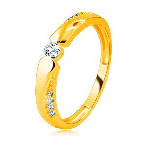 Prsteň zo 14K zlata - okrúhly zirkón, ramená so zárezom zdobené zirkónikmi - Veľkosť: 56 mm