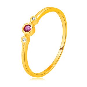 Diamantový prsteň zo 14K žltého zlata - rubín v objímke, číre brilianty, drobné guličky - Veľkosť: 56 mm